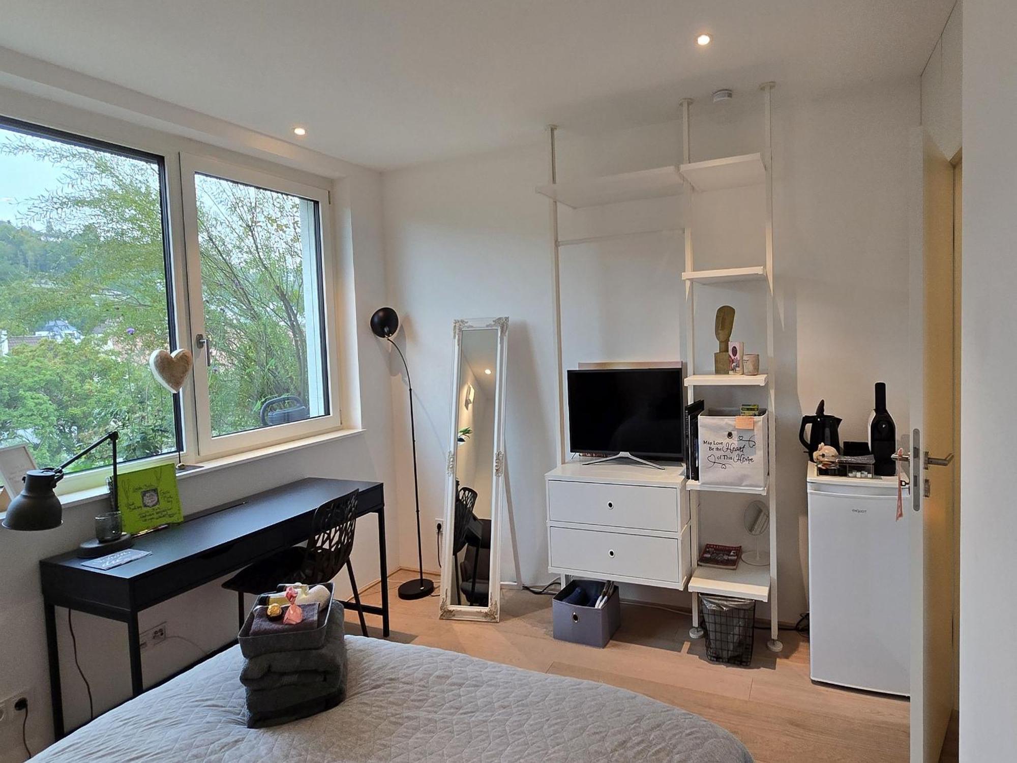 Stadtnahes Gaestezimmer Im Penthouse Bei Esi 투빈겐 외부 사진